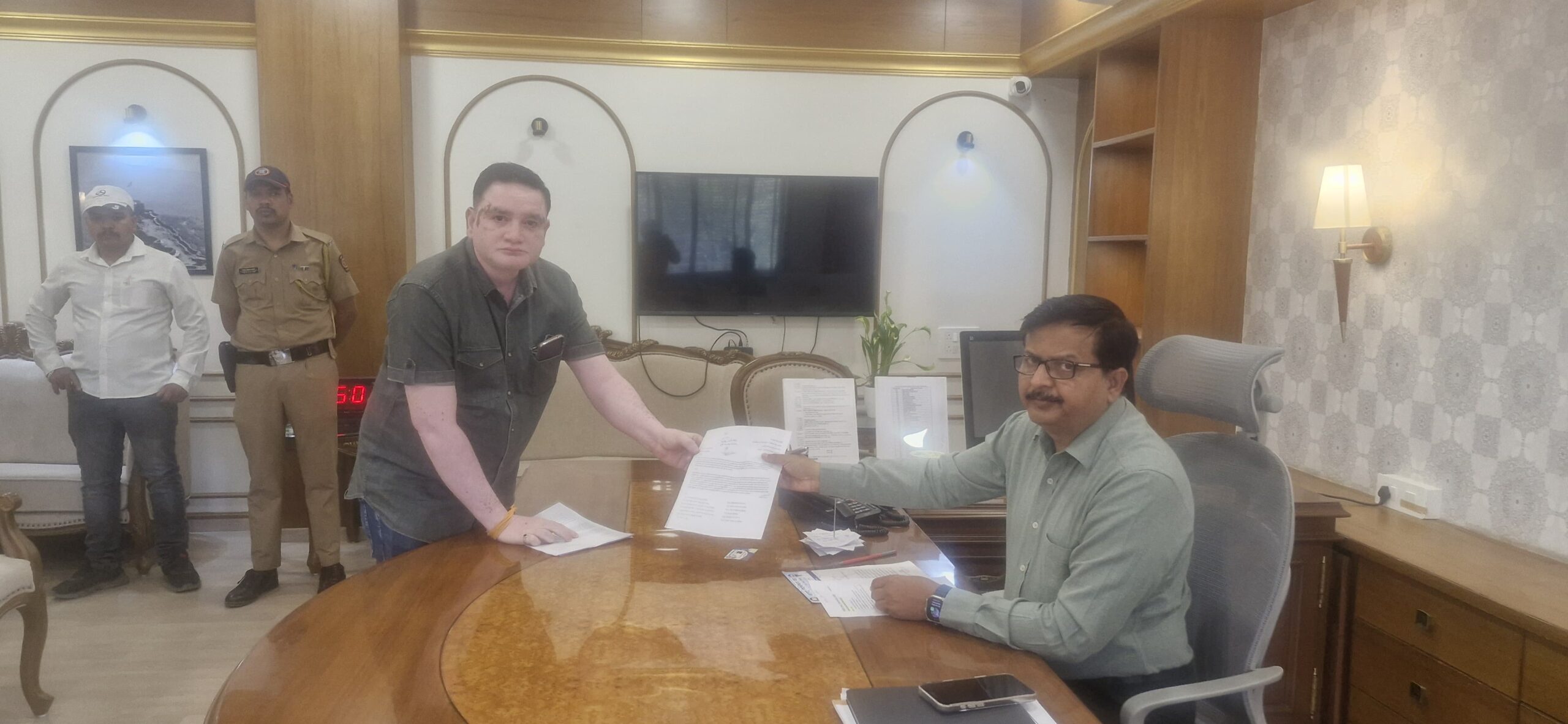 कोरेगाव-वाठार रस्ता खोदून नागरिकांच्या जीवाशी खेळणाऱ्या शिवसमर्थ कंपनीस ब्लॅकलिस्ट करण्याची मागणी – अन्यथा २५ सप्टेंबरपासून जिल्हाधिकारी कार्यालयासमोर बेमुदत ठिय्या आंदोलन -मा.रमेशबापू उबाळे