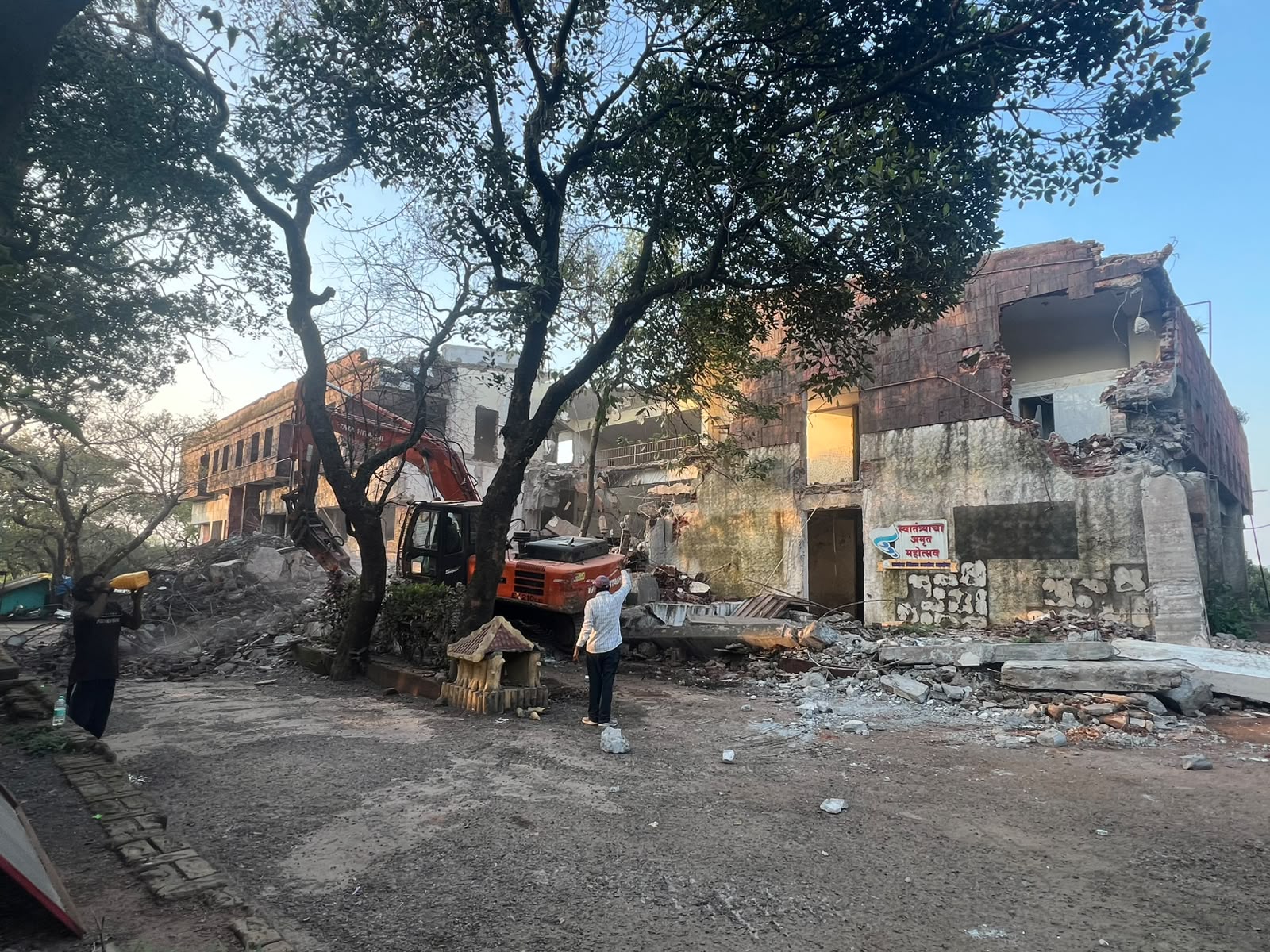 महाबळेश्वर पालिकेच्या रखडलेल्या प्रशासकीय इमारतीच्या कामाला अखेर मुहूर्त; नगराध्यक्ष सुनील शिंदे व लोकप्रतिनिधींच्या प्रयत्नांना यश!
